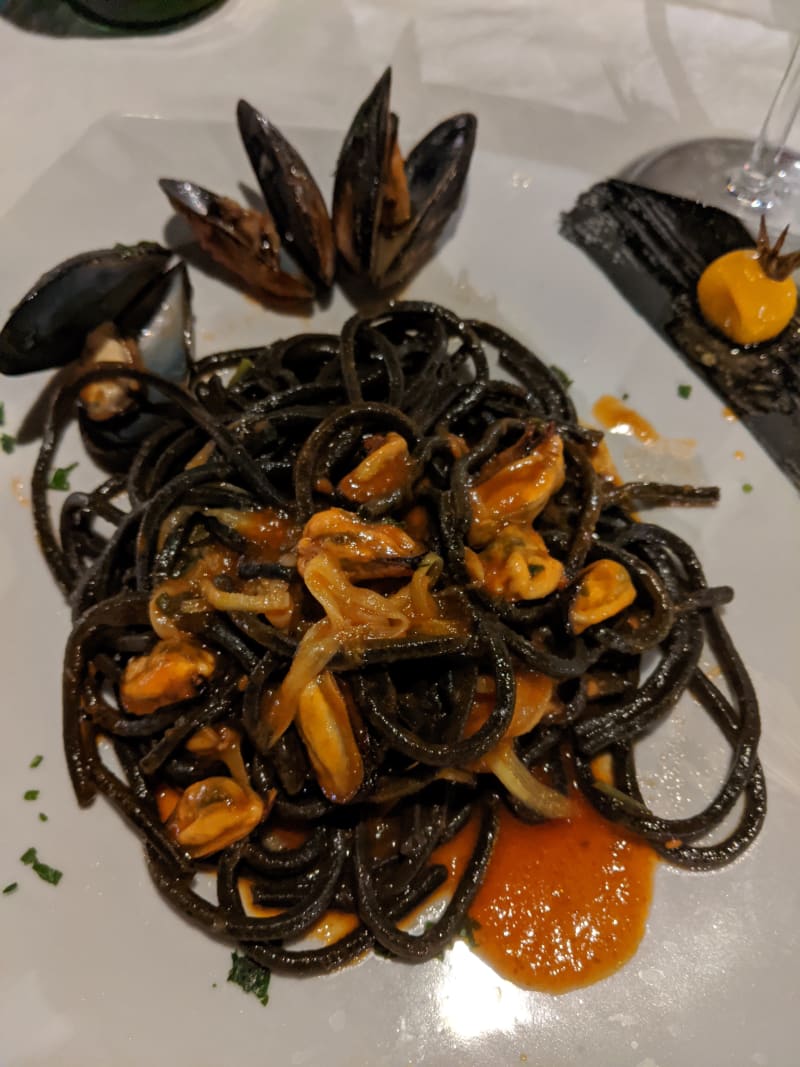 Linguine al nero di seppia con cozze nere e zucchine - Il Fòllaro