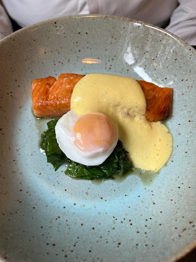 Zalm uit de oven gepocheerd ei en spinazie - Bij Jansen & Jansen, Gorssel