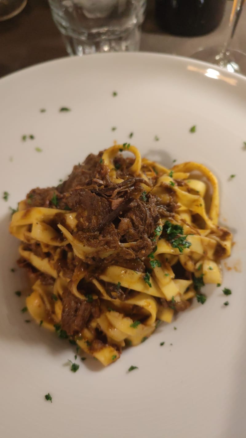 Tagliatelle fresche fatte in casa alla cacciagione del giorno della tenuta - Locanda di Camugliano