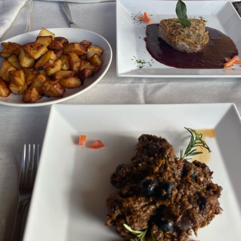 Cinghiale in umido, controfiletto in crosta di lardo e patate al forno - Da Pode, San Gimignano