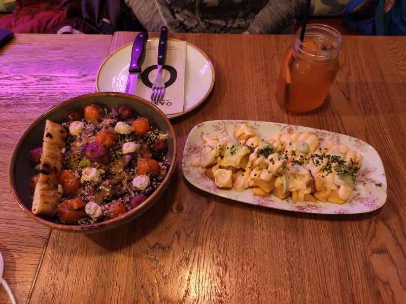 Patatas bravas y ensalada de trío de quinoa - Oassis Natural Cooking, Barcelona