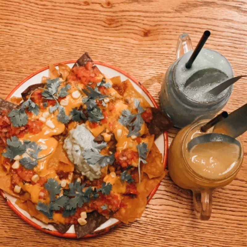 Nachos “Ignacio”, daiquiri de Mango y Hawaii Blue - Oassis Natural Cooking, Barcelona