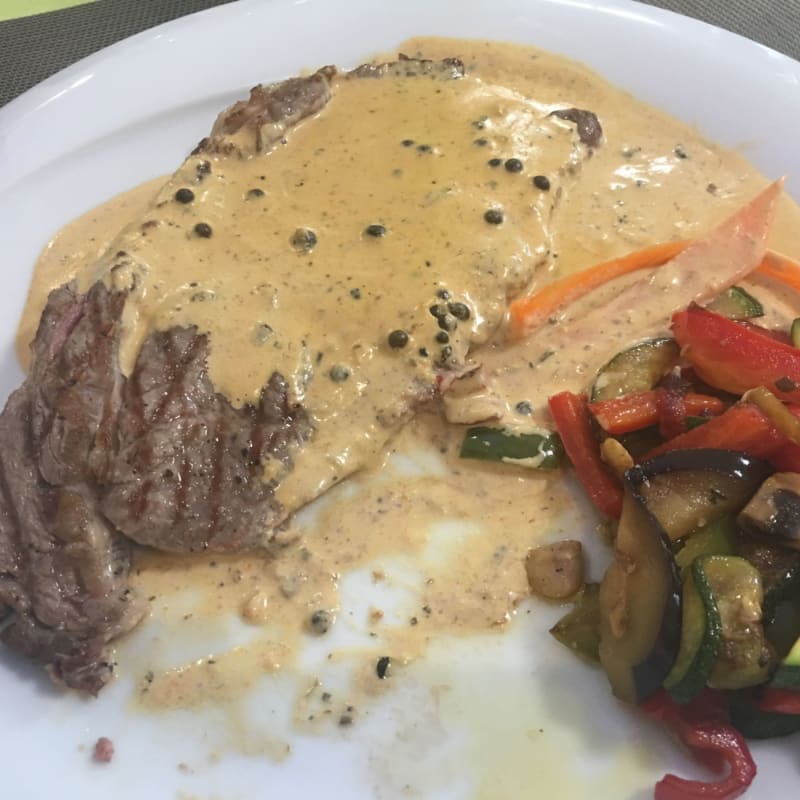 L'entrecôte est de bonne qualité et les légumes excellent. Un peu trop de sauce à mon goût. Sinon la cuisson était bonne - L'île Aux Fleurs, Strasbourg