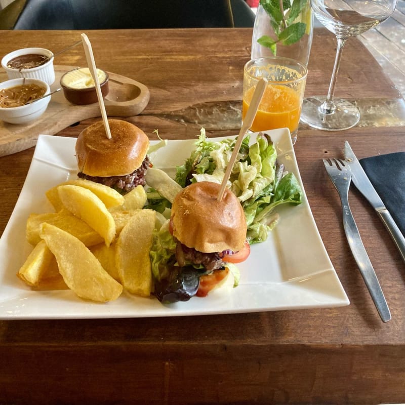 2 mini hamburgers et délicieuses frites.  - l'Atelier Carnem, Paris