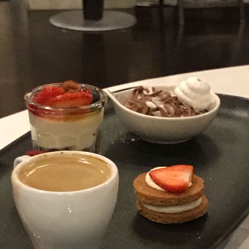 Le meilleur des cafés ou thé(noir, vert) gourmants, mousse chocolat avec meringue, biscuits, verrine avec fond speculos, mini chou à la crème (derrière la café) - Le Trilby - Hôtel N'vY, Geneva