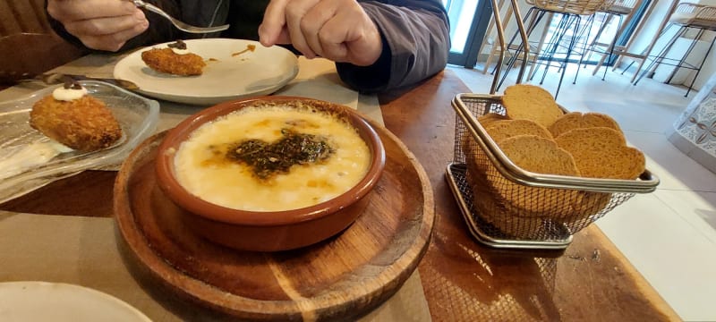 Provolone con chimichurri - Bar Tomeu, Sitges