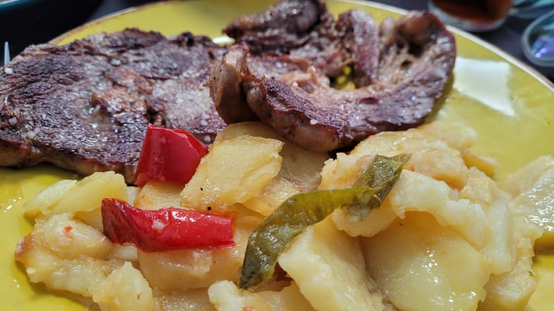 Filete De Ternera Con Patatas Panaderas - Donde la Lola, Madrid