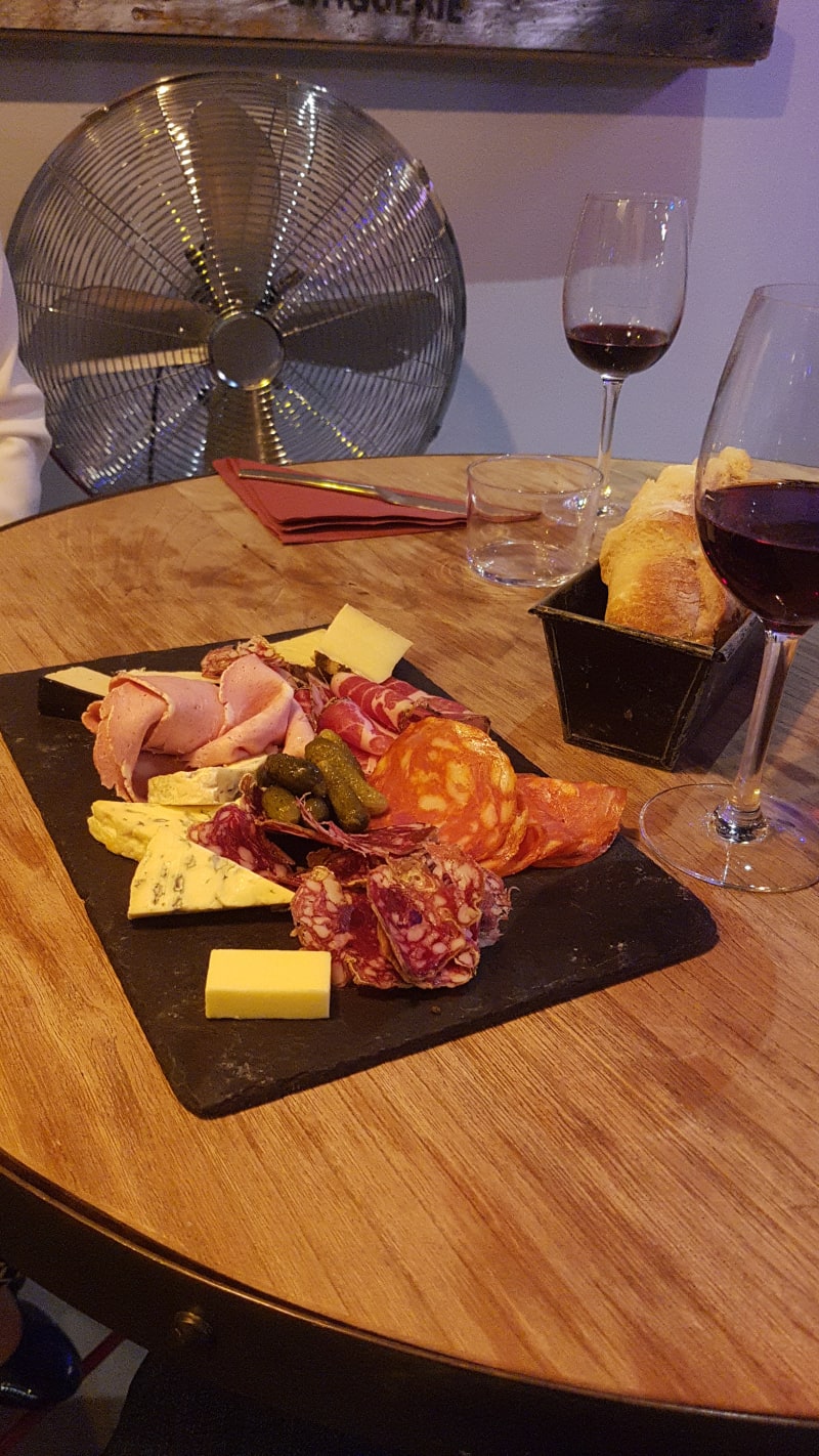 Plateau mixte et verre de vin  - La Zinguerie, Paris