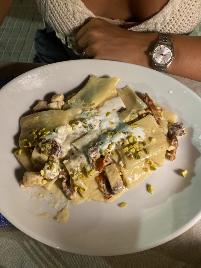 Paccheri con tocchetti di spada, pesto di pistacchio, pomodori secchi, stracciatella e granella di pistacchio - La Locanda Degli Angioini, Gallipoli