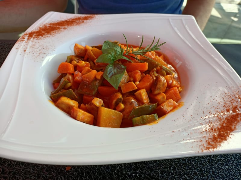 Cassolette de légumes au curry rouge et lait de coco - Le 360, Martigny