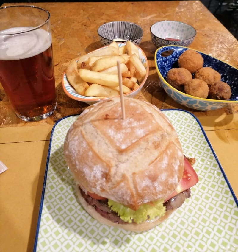 Hamburger Fassona Patatine Polpette della Nonna - Bistrot ai Giardini, Oleggio