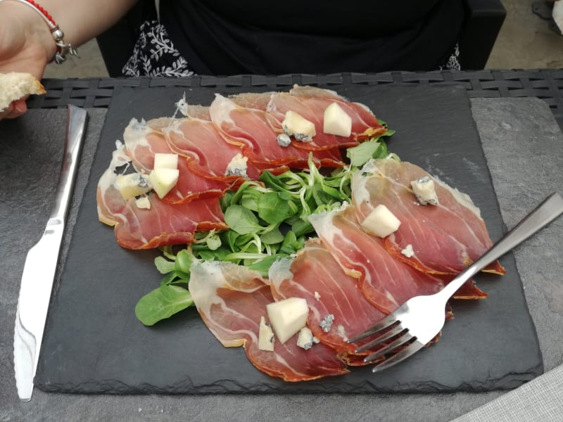 Insalata di mocetta, bleu d'Aoste e peret - Taverna Coppapan