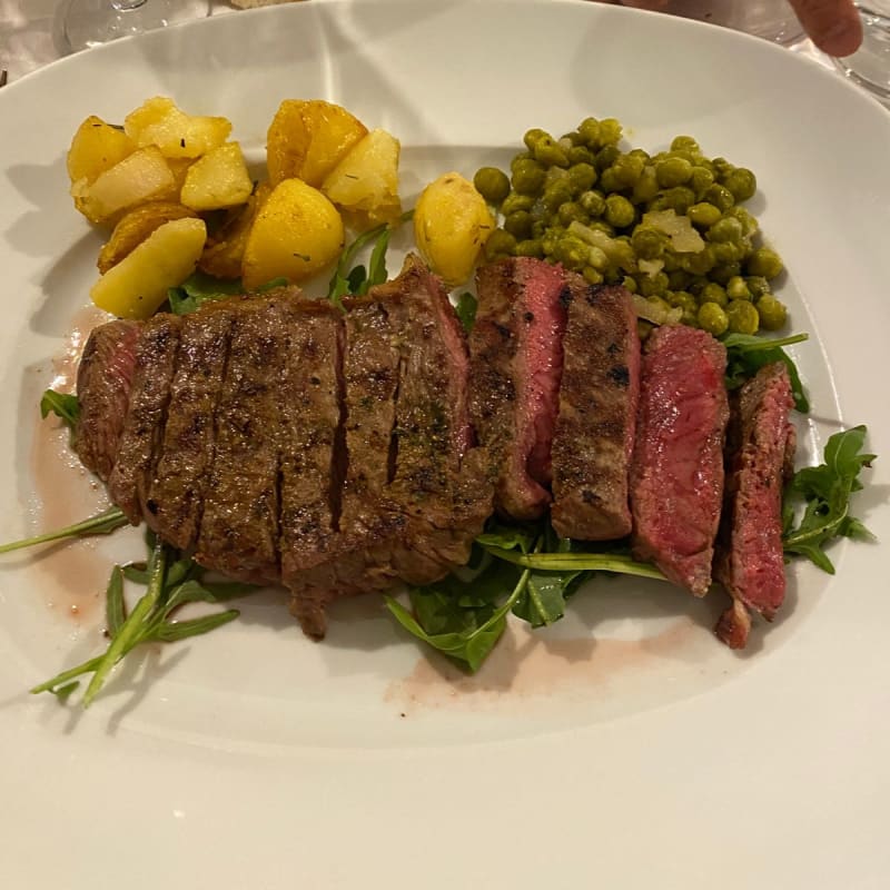 Tagliata di manzo su letto di rucola con piselli e patate arroste.  - Gelindo dei Magredi