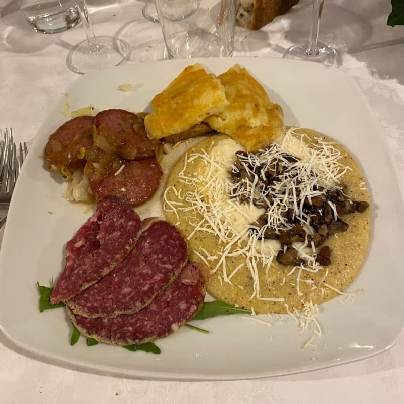 Salame cisât su letto di brovada, frico, polenta con fonduta di formaggio, funghi e ricotta affumicata, Pitina su letto di rucola - Gelindo dei Magredi