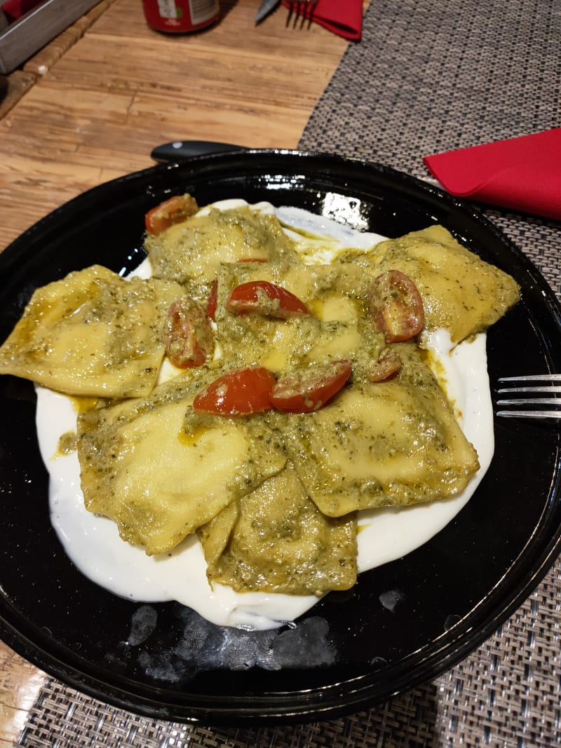 ravioli pesto e crema di formaggio di capra e pomodorini - Ampolla