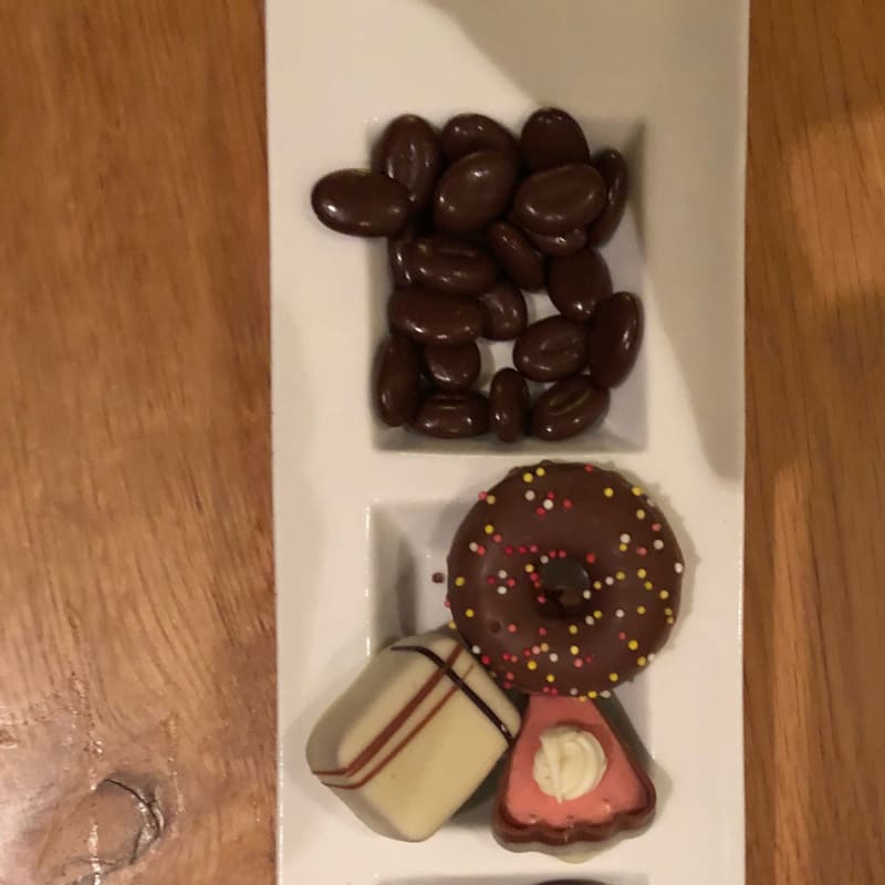 Heerlijke bonbons bij de koffie - Fletcher Familiehotel Paterswolde, Paterswolde