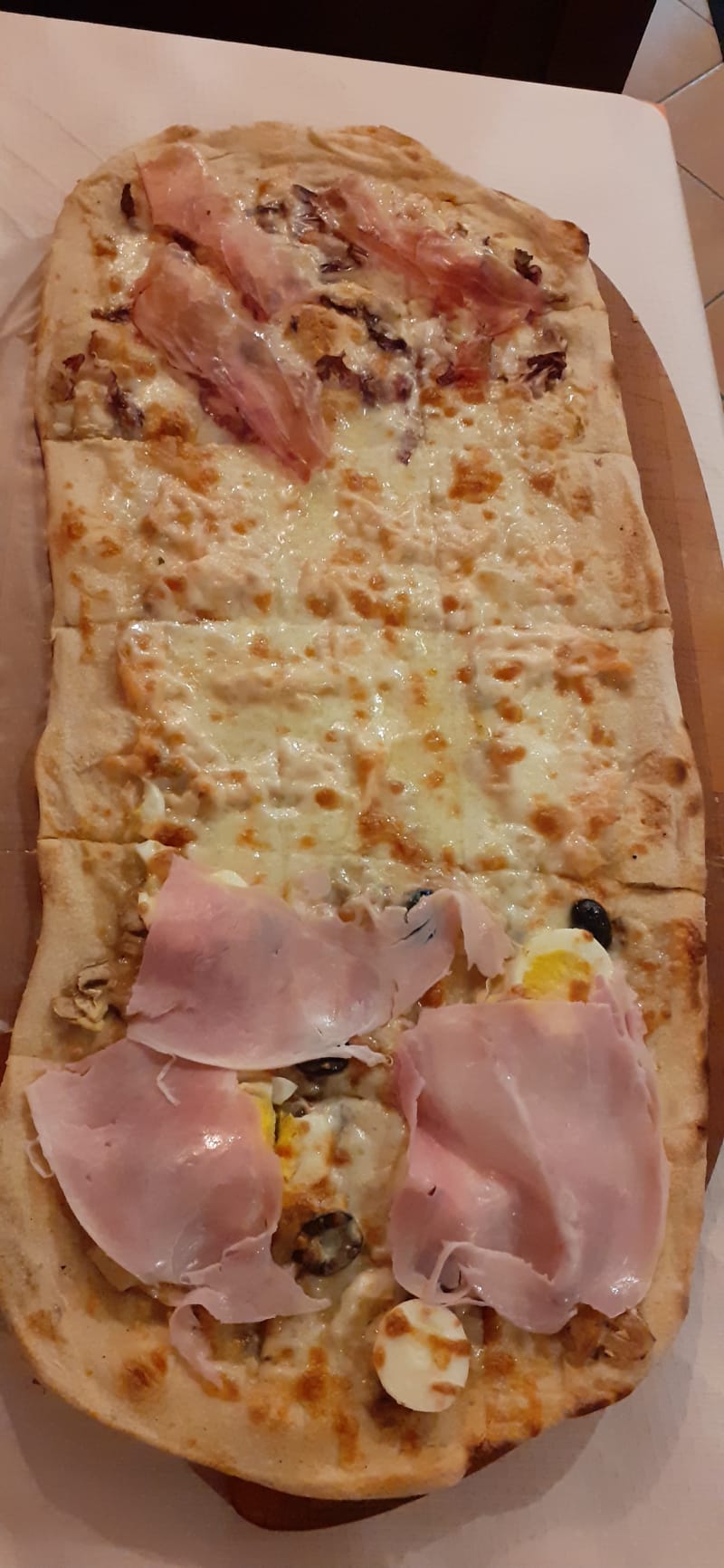 Pizza Capricciosa, Salmone e trevigiana - Osteria Salicicchia, Viterbo