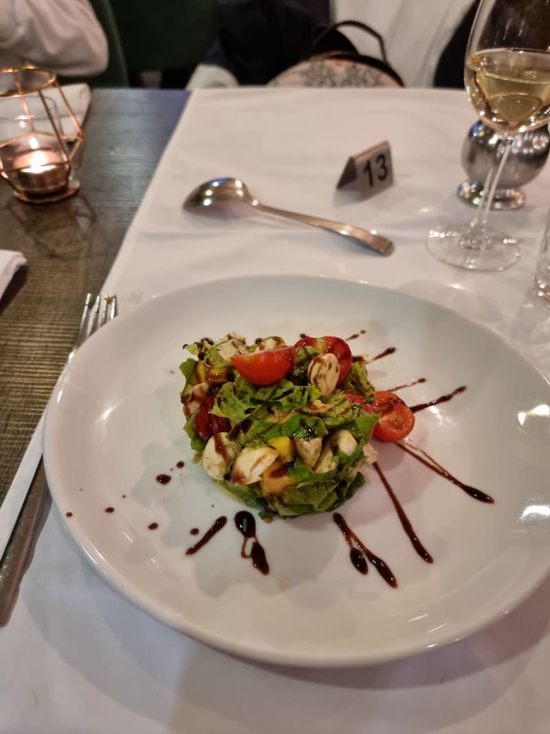 Salade tomate, avocat, mangue et mozzarella tartare - La Maison Tandoori