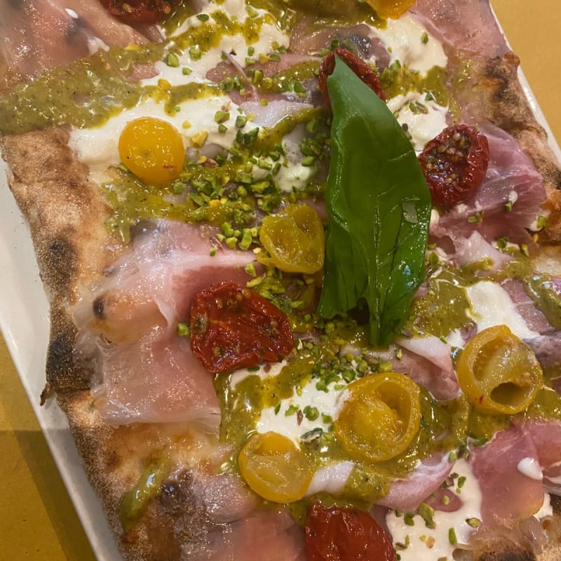 Pinsa con pomodorini gialli, pomodorini secchi, stracciatella, pistacchi, crema di pistacchi e al mosto della mortadella ho chiesto la sostituzione con il prosciutto crudo - LADISPENSERIA, Milan