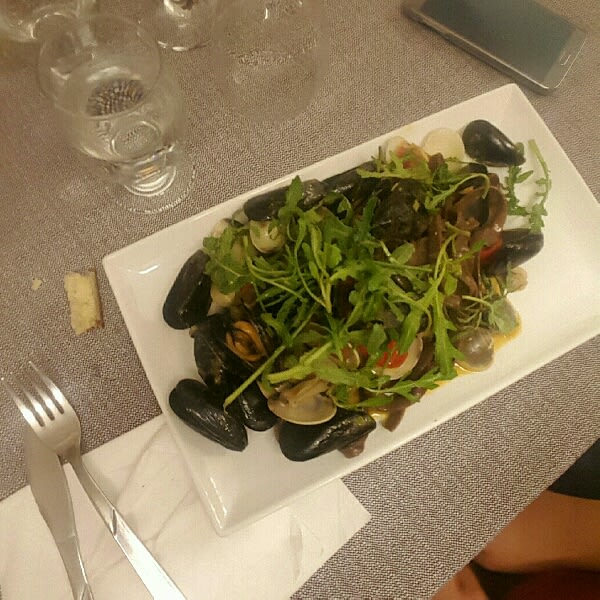 fettuccine al nero di seppia con vongole e cozze. purtroppo molto salato e il sapore delle cozze e delle vongole non spiccava in quanto prevaleva molto il sapore del condimento - Pane Olio e Fantasia, Gallipoli