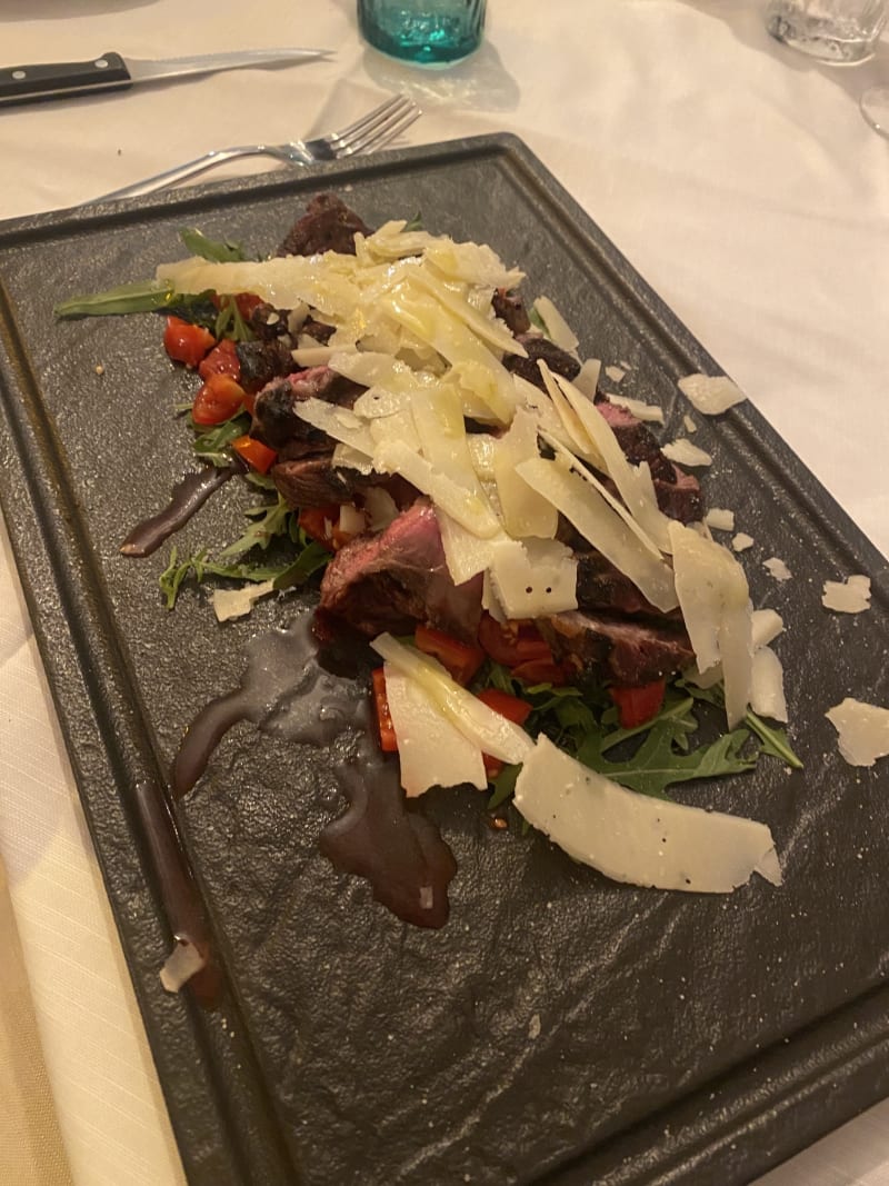 Tagliata di cuberoll Angus con scaglie di parmigiano rucola e pomodorini  - Antica Fornace