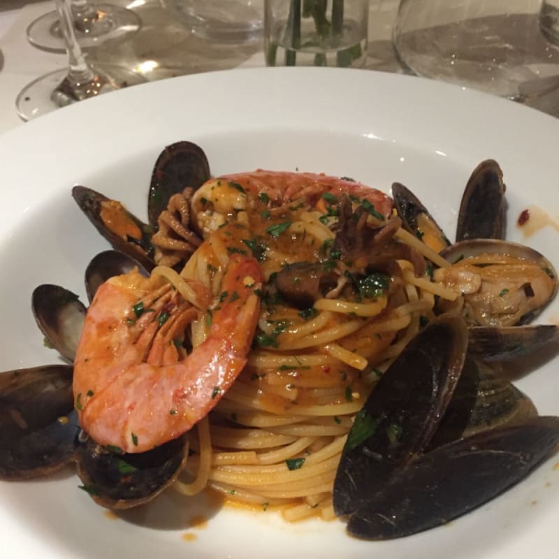 Questo è l’unico primo di pesce e nel menu e mi sarei aspettata un gran piatto dato comunque il prezzo. Credo che il pesce era comunque surgelato e la pasta a dir poco troppo al dente.. comunque il piccante era piacevole ma se uno non mangia piccante lo sconsiglio - Ripa Place, Rome