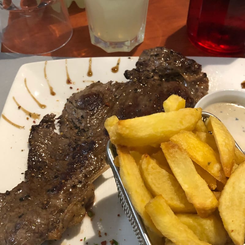 Accompagnée de pommes de terre Grenaille persillées avec un bon morceau de viande - Restaurant Les deux rives, Créteil