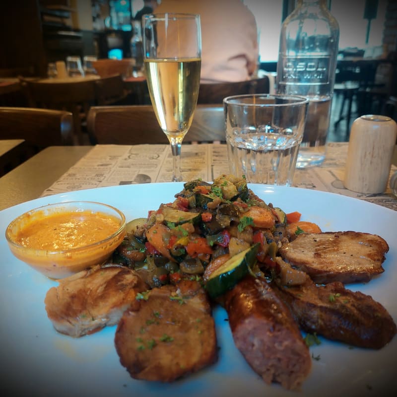 Filet mignon et saucisse de Toulouse aux légumes grillés sauce chorizo - Bistrot Le Dôme - Porte de Versailles, Paris