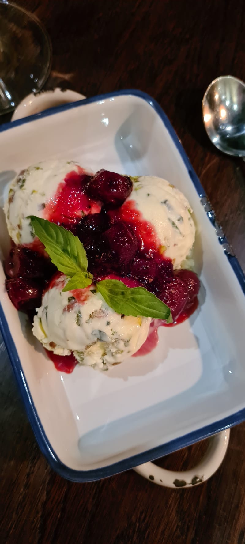 Pistage basilika gelato med körsbär - Corvina Enoteca, Stockholm