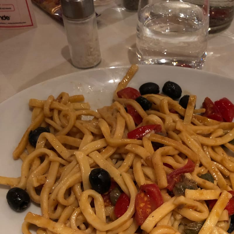 Con olive,capperi,acciughe e pomodorini - 4 STAGIONI - Pizzeria le Rotonde