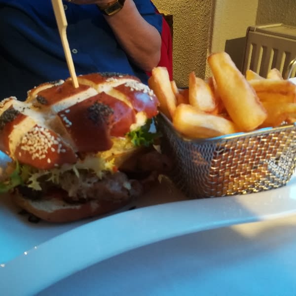 Original. Pain à bretzel, ketchup maison, steack végétal et cornichons remplacés par de la choucroute, frites soufflées - Le Coin du Meunier