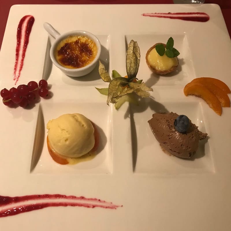 4 dolci differenti tra loro ma squisiti allo stesso modo. Crème brûlée/Glace au mirabelle/ mousse chocolat / tartelette au citron - Auberge Communale de Berolle