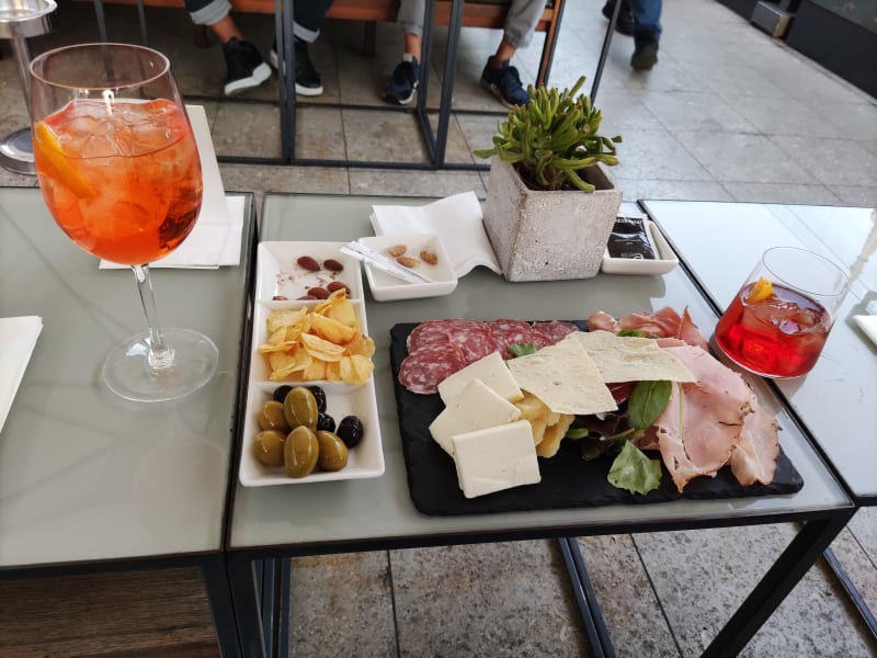 Aperitivo Con Tagliere Di Salumi - Il Bar in Piazza Duomo, Milan