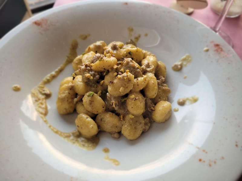 Gnocci con Salsiccia e pistacchi  - Il Cappellaio Matto - Ristorantino e Pizzeria