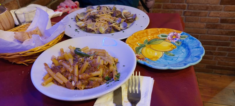 Genovese E Linguine Alle Vongole - Antica Trattoria E Pizzeria Da Nanninella A Toledo, Naples