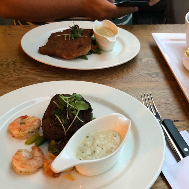 Tournedos en gamba’s en snitzel. - De Appel lunch, diner, uitgaan, Hengelo