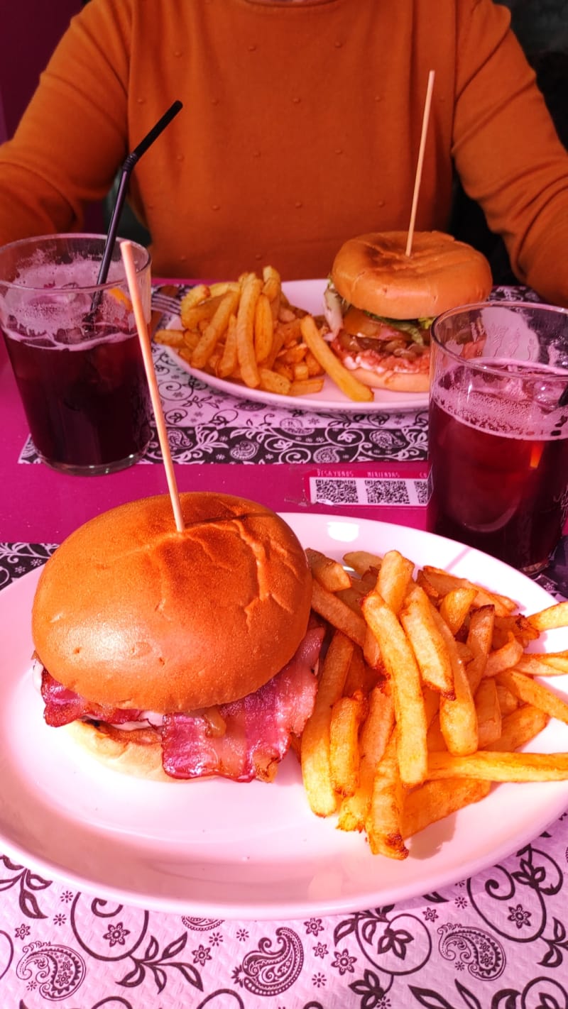 Hamburguesa Clásica Y De Salmon - Pentu, Villanueva De La Cañada