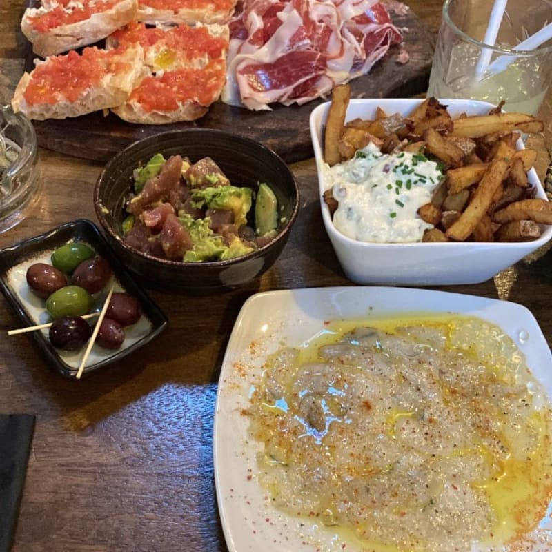 Carpaccio gambas, tartare de thon, frites façon 1/4 d’heure et planche de jambon avec pain cristal - Le Quart d'Heure, Perpignan