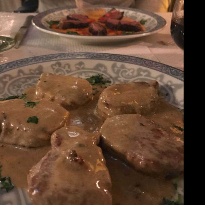 Amazing sauce, tender meat, excellent! - Le Connétable, Paris