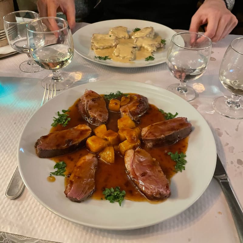 Petto d’anatra e filet mignon con salsa di roquefort - Le Connétable, Paris