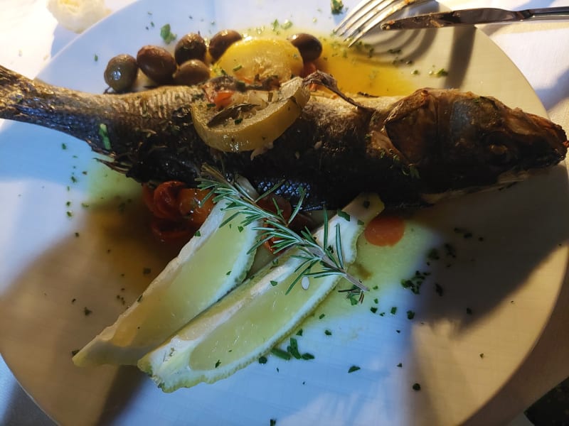 Spigola al forno  con olive e vernaccia. - Luca's Restaurant Hotel Eliantos, Pula