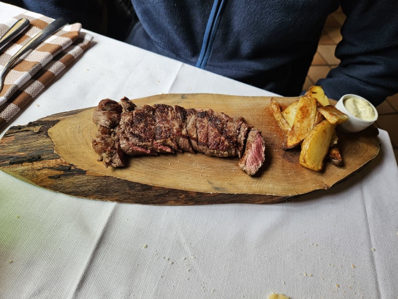 Tagliata di controfiletto di manzo con patate alla paprika e salsa bernese  - La Cantina