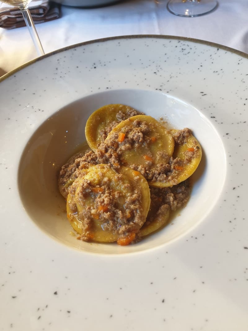 Ravioli ripieni di patate al ragù di salsiccia - La Cantina