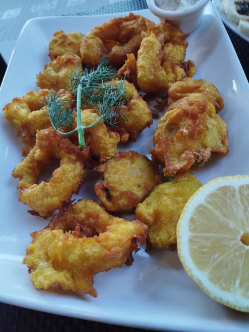 Calamars frits avec sa petite sauce faite maison!
Très bons! - San Giovanni, Courbevoie