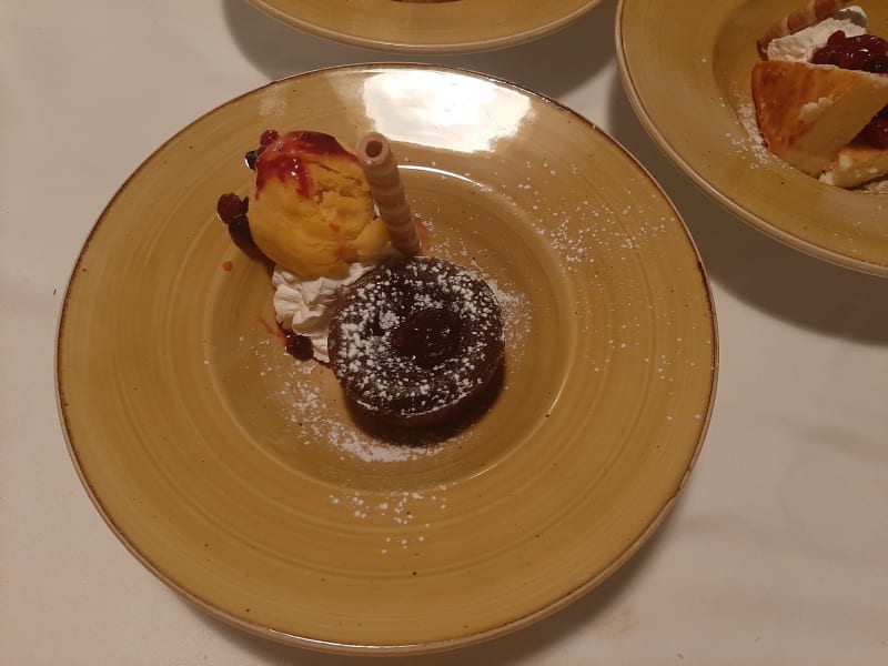 Coulant de chocolate con sorbete de mango - Siete Capillas - Hacienda La Coracera, San Martin De Valdeiglesias