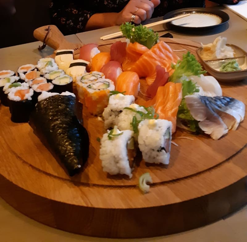 Sushi sashimi mix, temaki en diverse maki - Tokyo, Hilversum