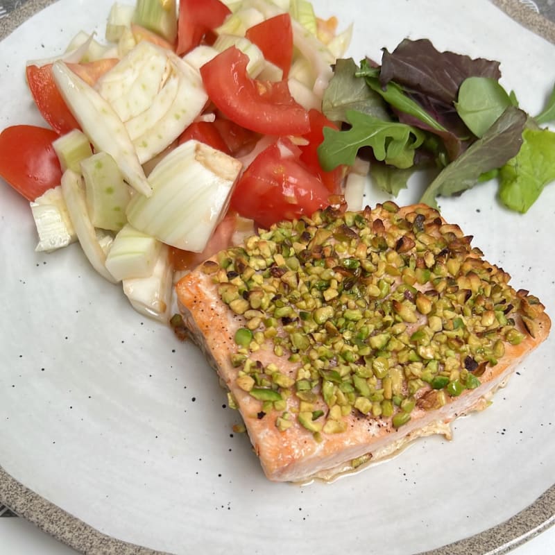 Trancio di salmone con crosta di pistacchi e insalata di finocchi e pomodoro - Incipit23, Milan