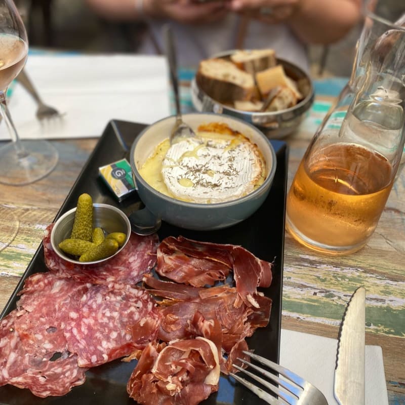 Camembert rôti et sa charcuterie  - BiBoViNo Versailles - Bar à vins, Versailles