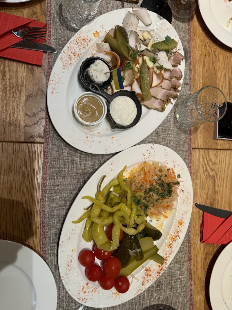 Die mit den Kirschen (Ukrainische moderne Küche) in Berlin Restaurant