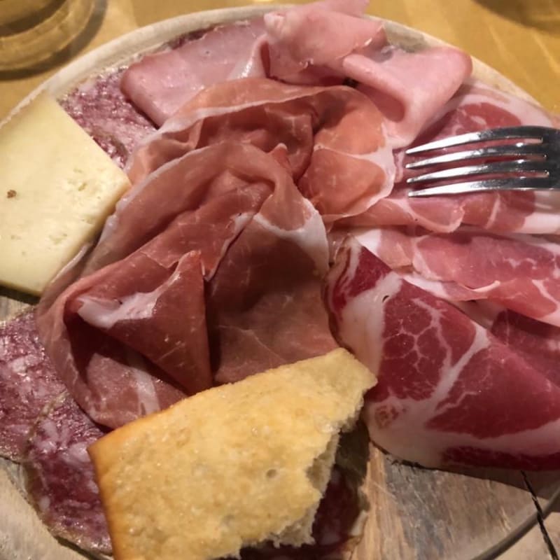 Gnocco fritto e tigelle a volontà accompagnati dai salumi classici - Tigella's (Garibaldi), Milan